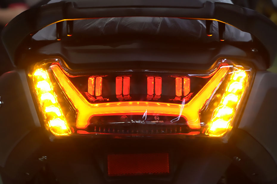 Wmoto NX150S Tail Light View