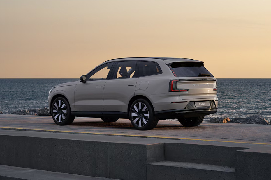 Rear Cross View of Volvo EX90