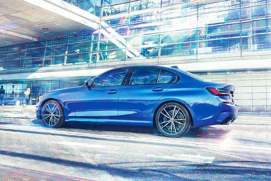 Rear Cross Side View of BMW 3 Series Sedan 2019