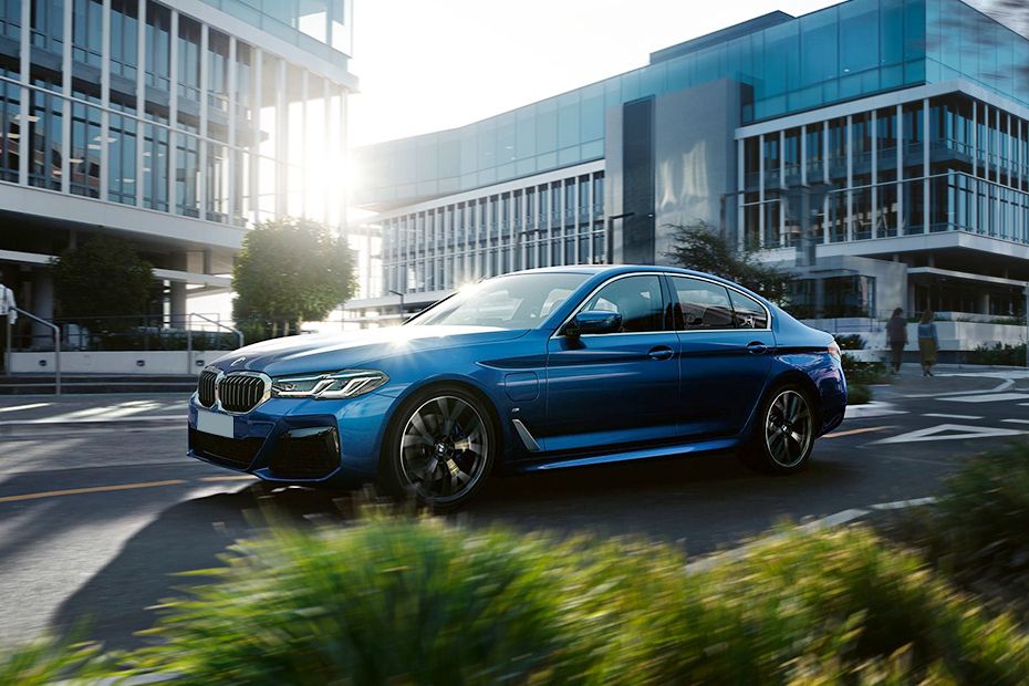 5 Series Sedan 2021 Front angle low view 5 Series Sedan 2021 Front angle low view