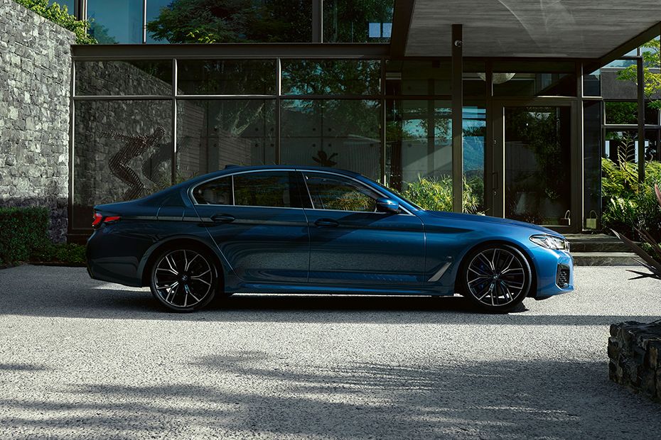 5 Series Sedan 2021 Medium Angle Front View 5 Series Sedan 2021 Medium Angle Front View