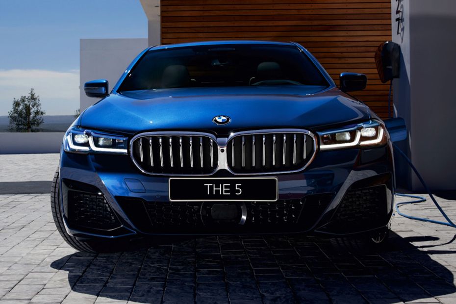 Full Front View of 5 Series Sedan (2021-2023) Full Front View of 5 Series Sedan (2021-2023)