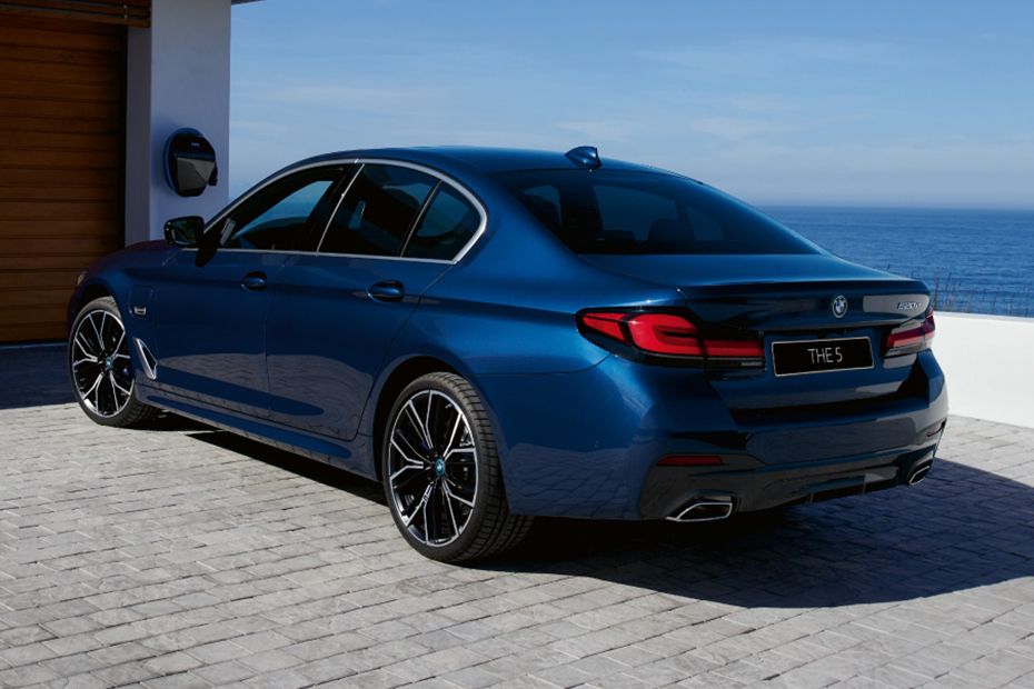 Rear Medium View of BMW 5 Series Sedan (2021-2023) Rear Medium View of BMW 5 Series Sedan (2021-2023)