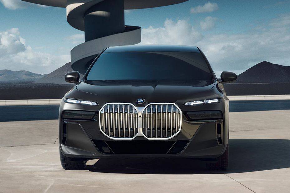 Full Front View of 7 Series Sedan Full Front View of 7 Series Sedan