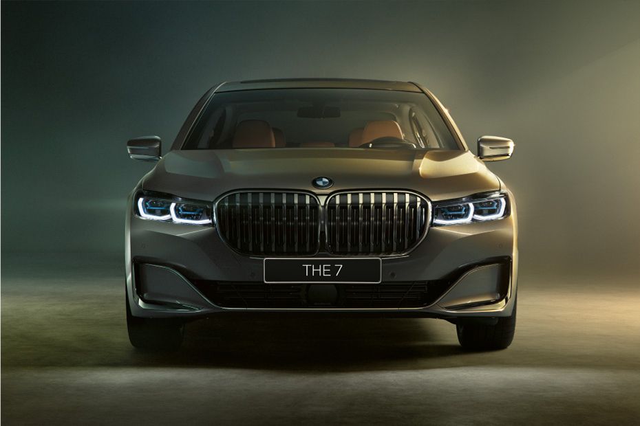 Full Front View of 7 Series Sedan Full Front View of 7 Series Sedan