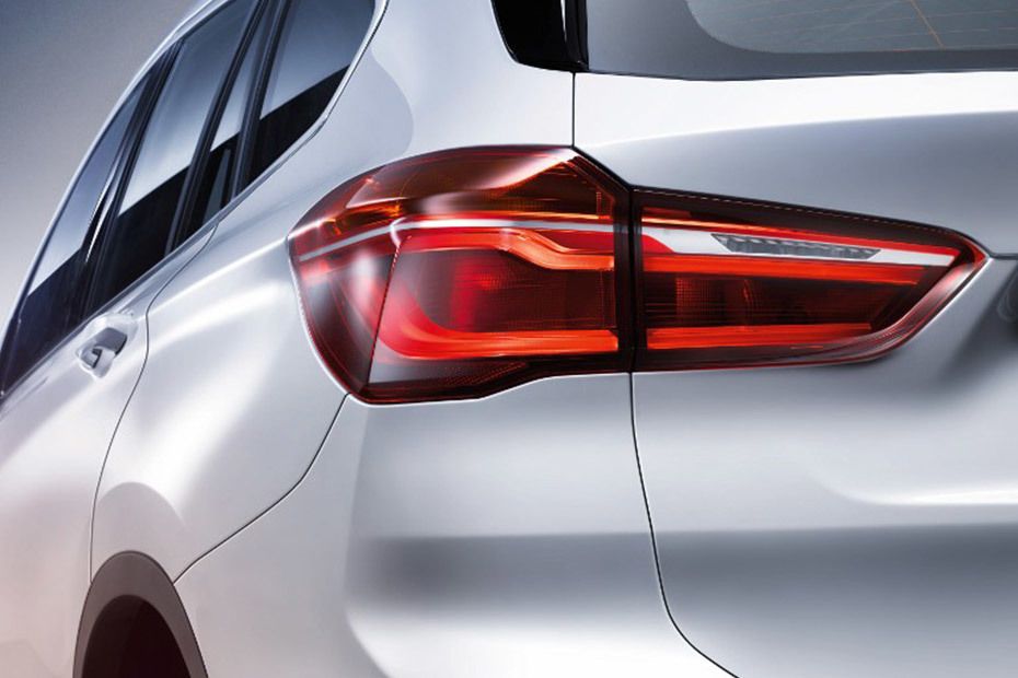 X1 (2015-2019) Tail light