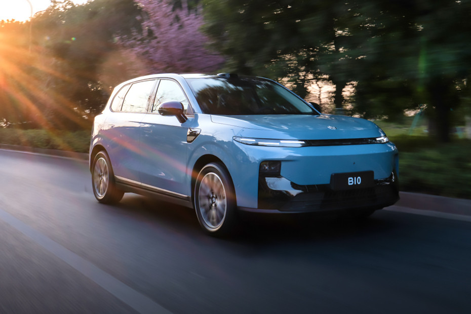 LEAPMOTOR B10 Front Cross Side View