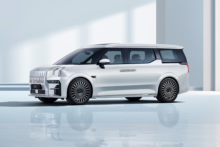 ZEEKR 009 Front Side View