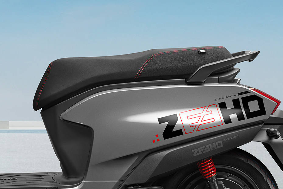 ZEEHO AE4 Rider Seat View ZEEHO AE4 Rider Seat View