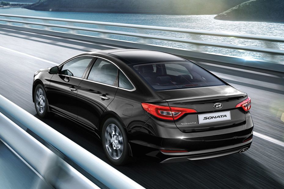 Rear Cross Side View of Hyundai Sonata (2014-2019) Rear Cross Side View of Hyundai Sonata (2014-2019)