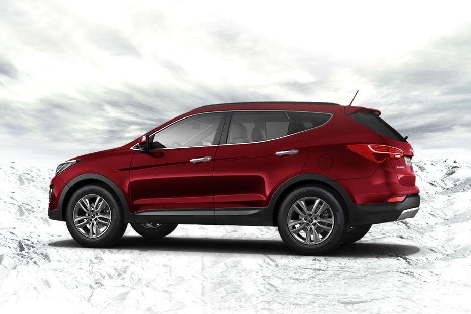 Rear Cross View of Hyundai Santa Fe (2013-2018) Rear Cross View of Hyundai Santa Fe (2013-2018)