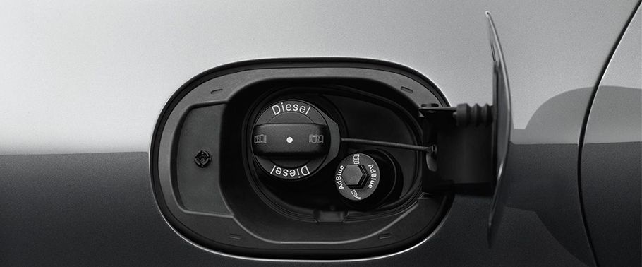 Gas Cap Open of Macan S Diesel