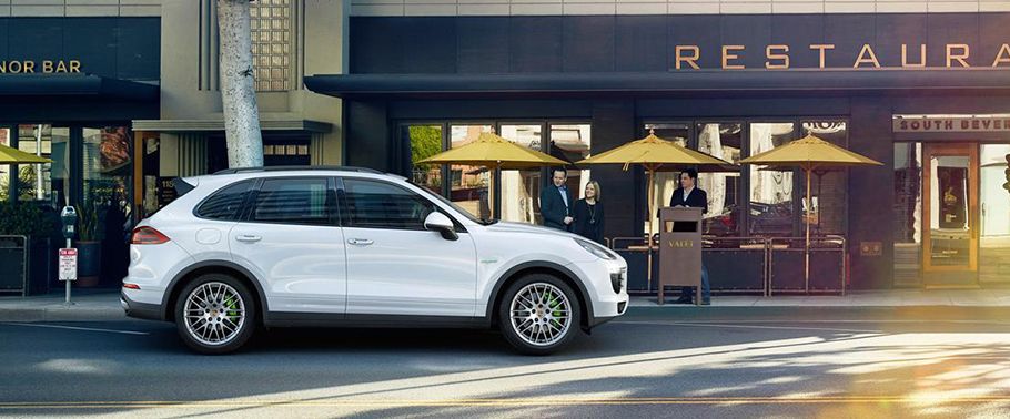 Porsche Cayenne S E-Hybrid Drivers Sideview Porsche Cayenne S E-Hybrid Drivers Sideview