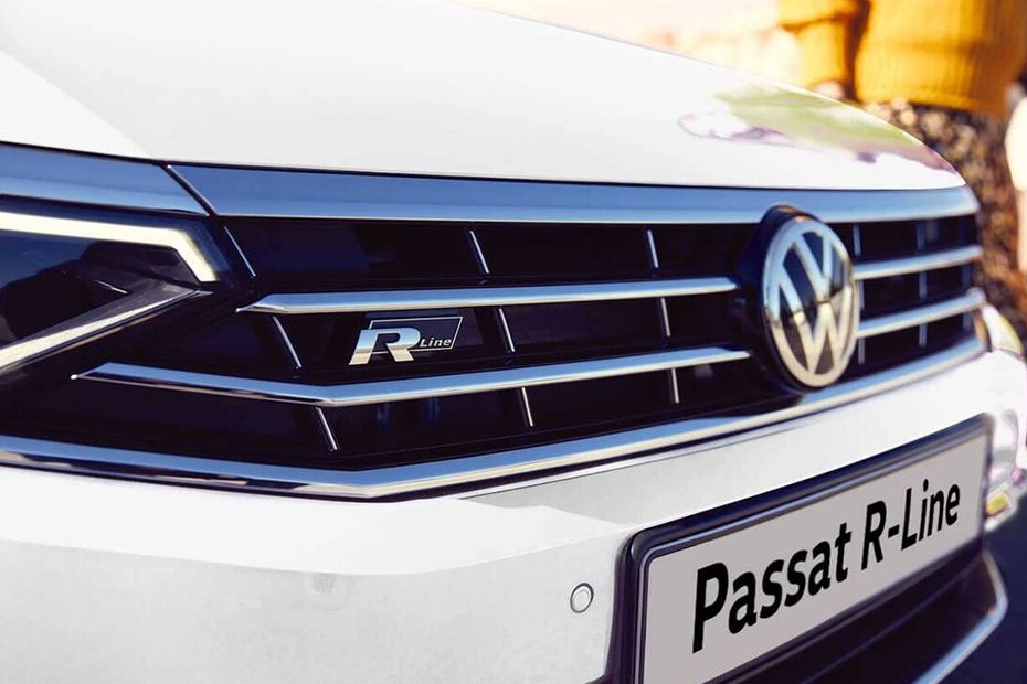 Passat R-Line Grille View