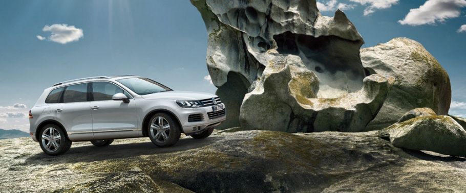 Volkswagen Touareg Front Cross Side View