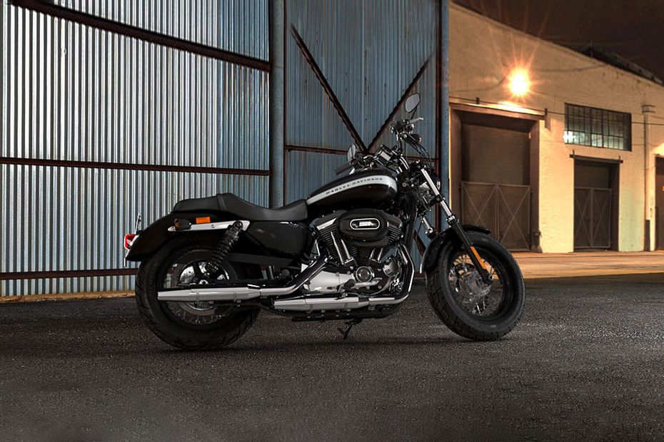 Harley-Davidson 1200 Custom Back Side View Harley-Davidson 1200 Custom Back Side View