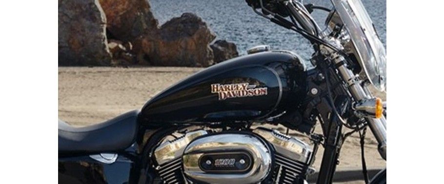 Harley-Davidson SuperLow 1200 T Fuel Tank View