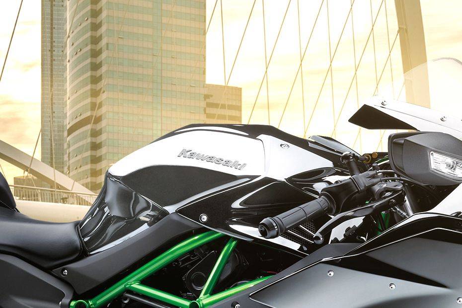 https://imgcdn.zigwheels.my/large/gallery/exterior/61/888/kawasaki-ninja-h2-fuel-tank-view-412977.jpg