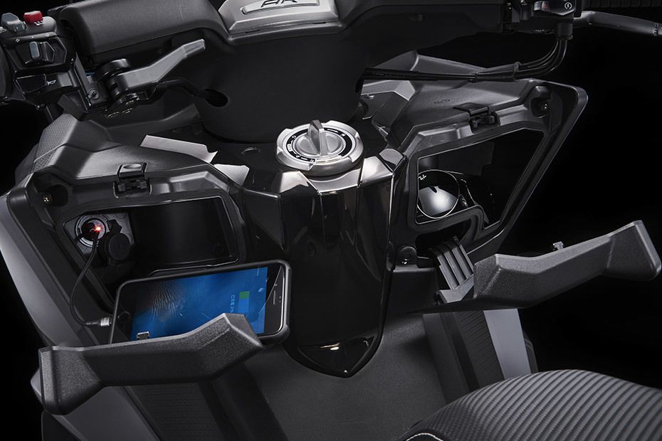 Kymco AK 550i Glove Boxscooter