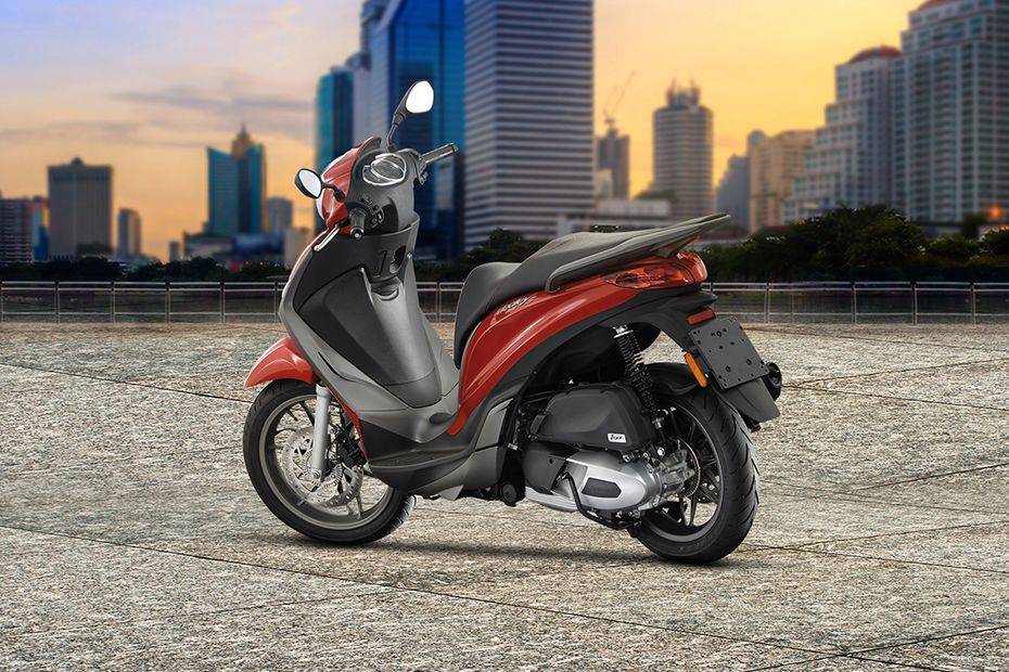 Piaggio Medley S 150 Slant Back Side View Right Piaggio Medley S 150 Slant Back Side View Right