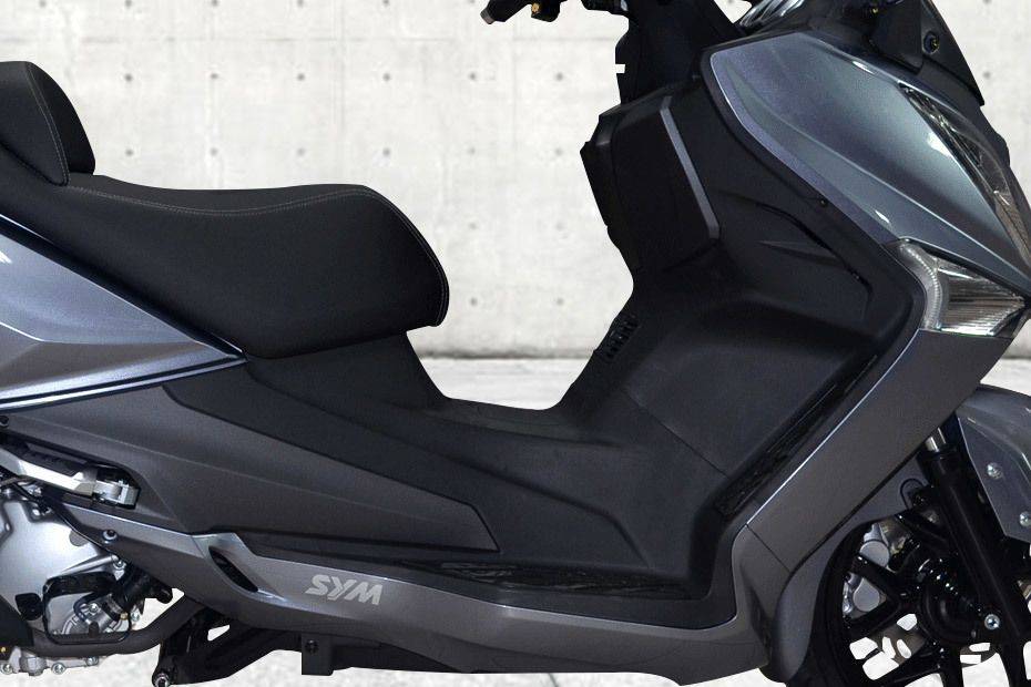 Sym Evo 250i Leg Spacescooter