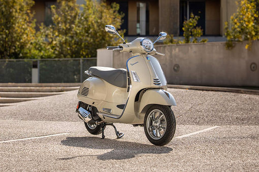Vespa GTS Classic 300 2025, Malaysia Price, Specs October Promos