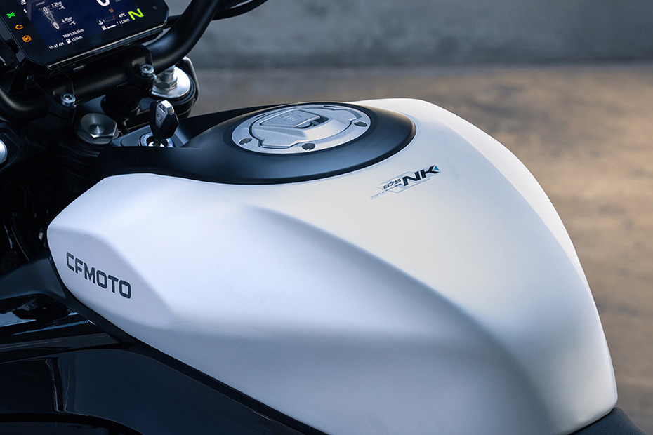 CFMoto 675NK Fuel Tank View