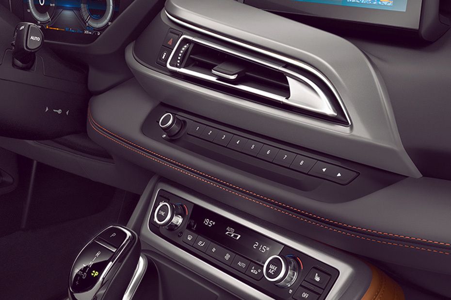 Front AC Controls of BMW i8