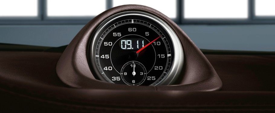 clock in Porsche 911 Carrera GTS Cabriolet