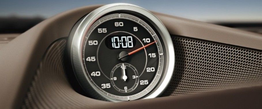 clock in Porsche Panamera Turbo