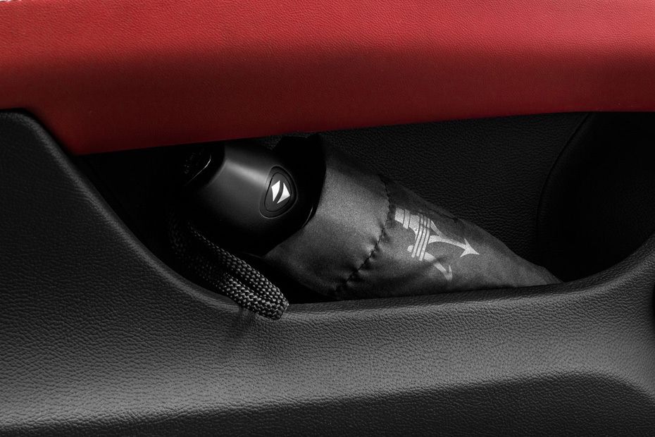 Side Bottle Holder of Quattroporte Side Bottle Holder of Quattroporte