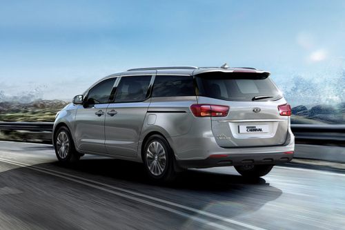 Rear Cross Side View of Kia Grand Carnival (2018-2021)