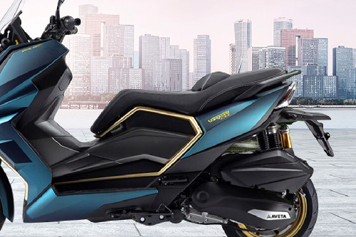 Aveta Vanguard 250 Rider Seat View