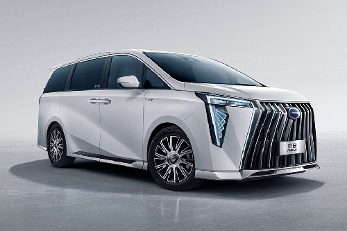 GAC M8 PHEV Front Cross Side View