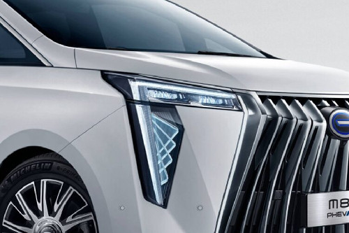 M8 PHEV Headlight