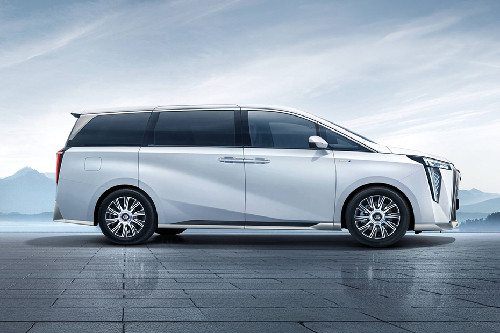 M8 PHEV Medium Angle Front View