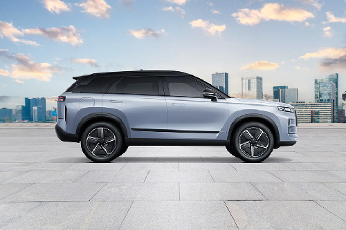 J7 PHEV Medium Angle Front View