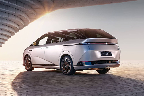 Rear Cross Side View of XPENG X9