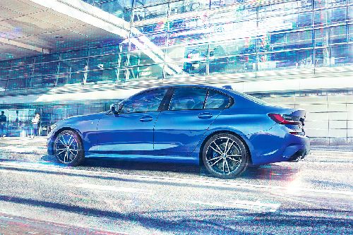 Rear Cross Side View of BMW 3 Series Sedan 2019