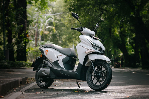 Yadea Velax Slant Rear View Full Image