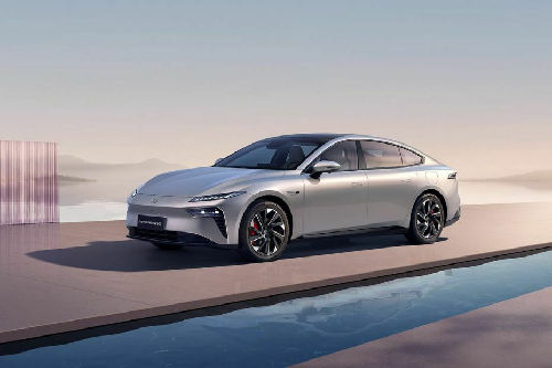 007 Front angle low view