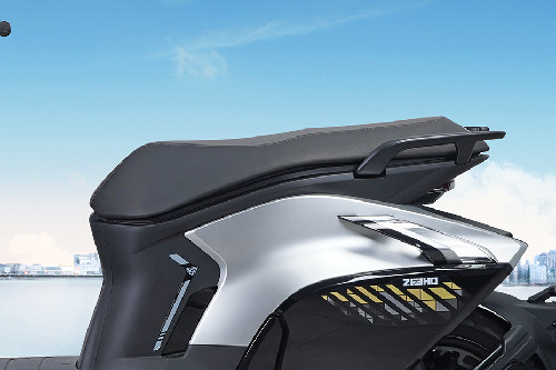ZEEHO AE8S+ Rider Seat View