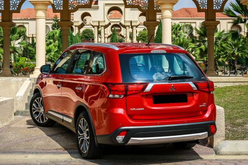 Rear Cross Side View of Mitsubishi Outlander