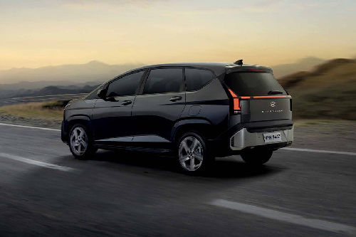 Rear Cross Side View of Hyundai Stargazer