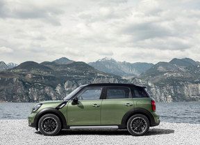 New Countryman Side view