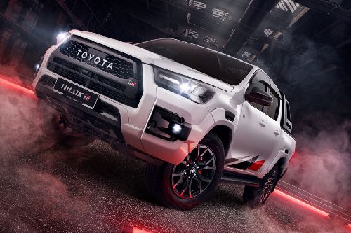 Hilux Front deep low Angle View