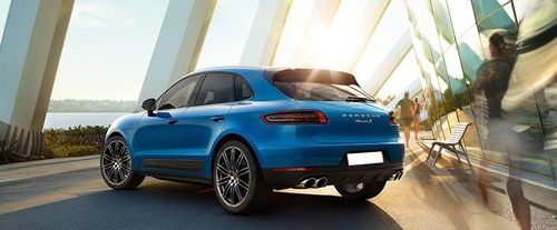 Rear Cross Side View of Porsche Macan S