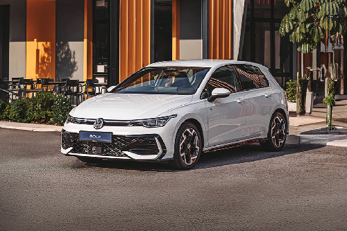 Golf R-Line Front angle low view