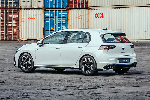 Rear Cross Side View of Volkswagen Golf R-Line