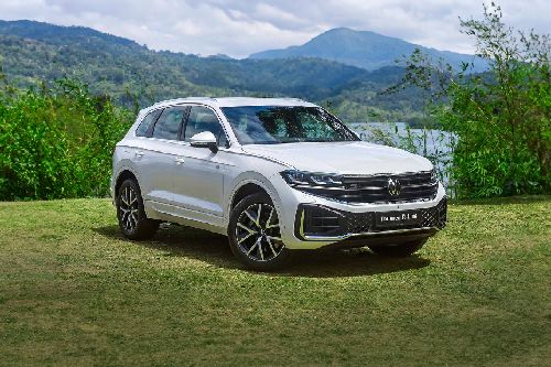 Volkswagen Touareg R-Line Front Cross Side View